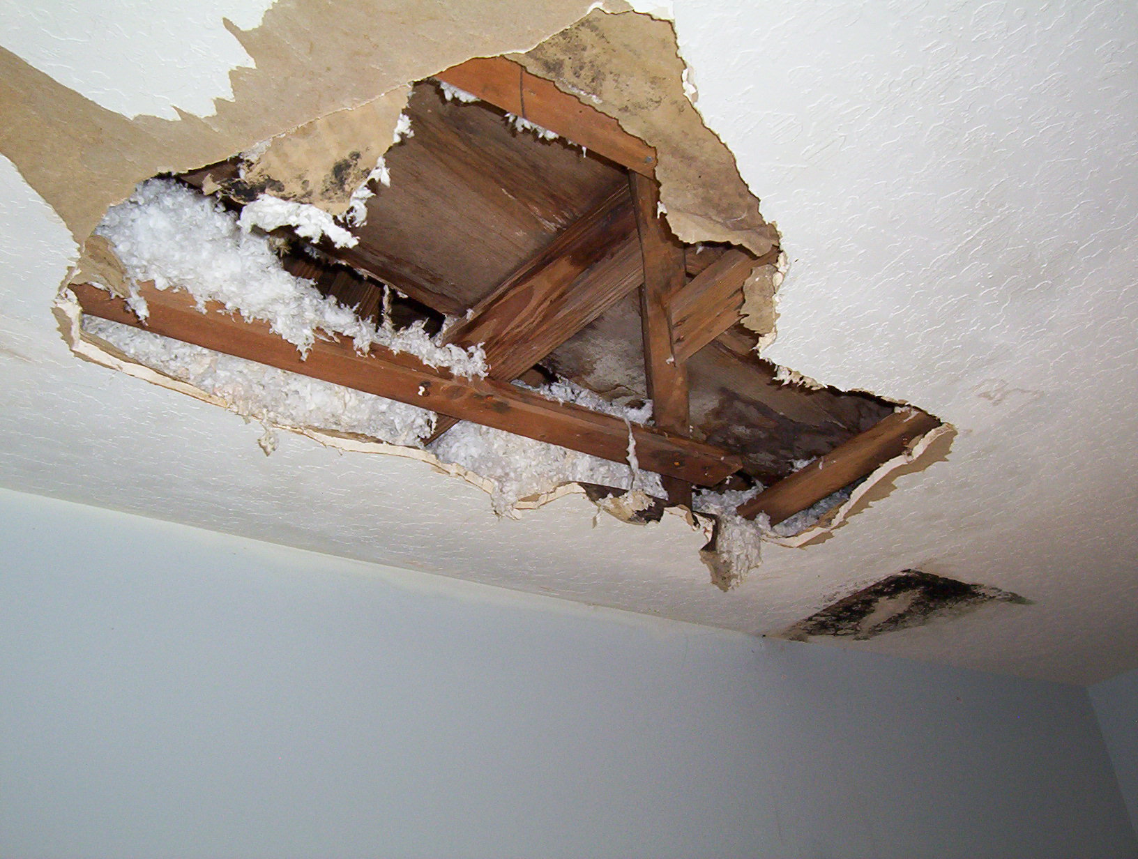 Восстановить после домашних. Отверстие в потолке. Потолок после затопления. Проломленный потолок. Дыра в потолке.